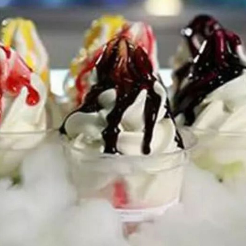 大叔在街边卖“冒烟”冰淇淋，看起来很梦幻，吸引美女们围观拍照(2)