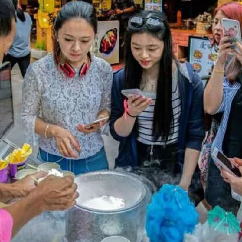 大叔在街边卖“冒烟”冰淇淋，看起来很梦幻，吸引美女们围观拍照(1)