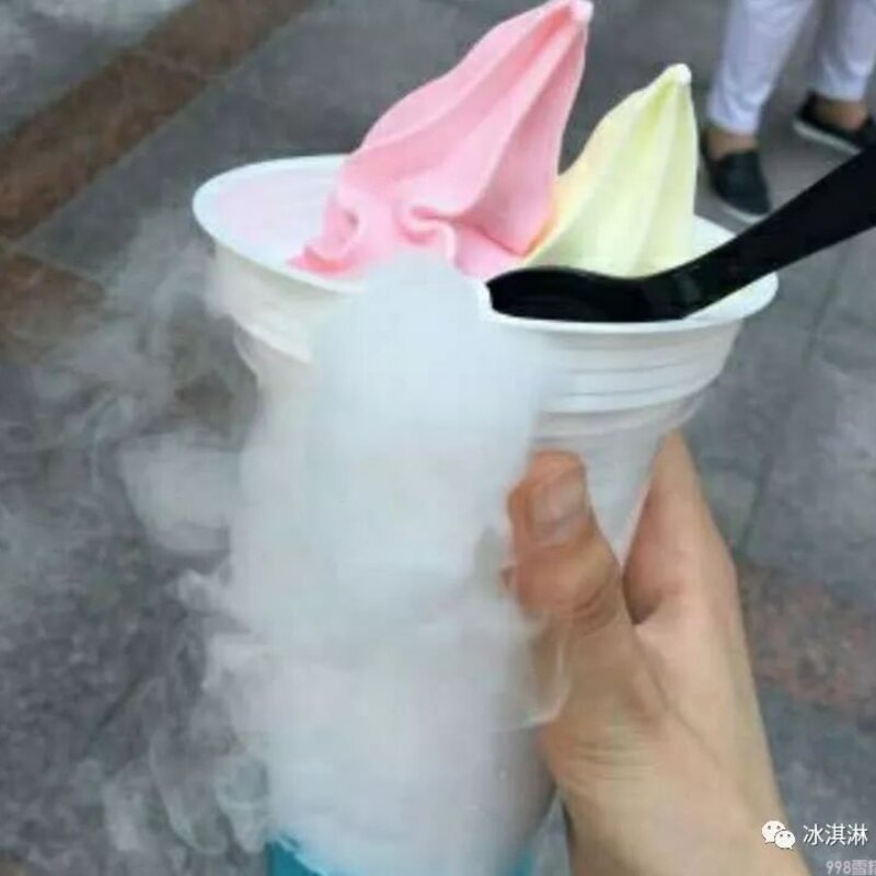 大叔在街边卖“冒烟”冰淇淋，看起来很梦幻，吸引美女们围观拍照(3)